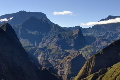 France, Ile de la Reunion, Parc National de la Réunion classé Patrimoine Mondial de l'UNESCO, La Possession, vers le village de Dos D'ane, randonnée de la Roche Bouteille par le sentier Cap Noir, la Rivière des Galets qui débouche sur le Cirque de Mafate, le sentier de la canalisation des Orangers à droite dans la montagne