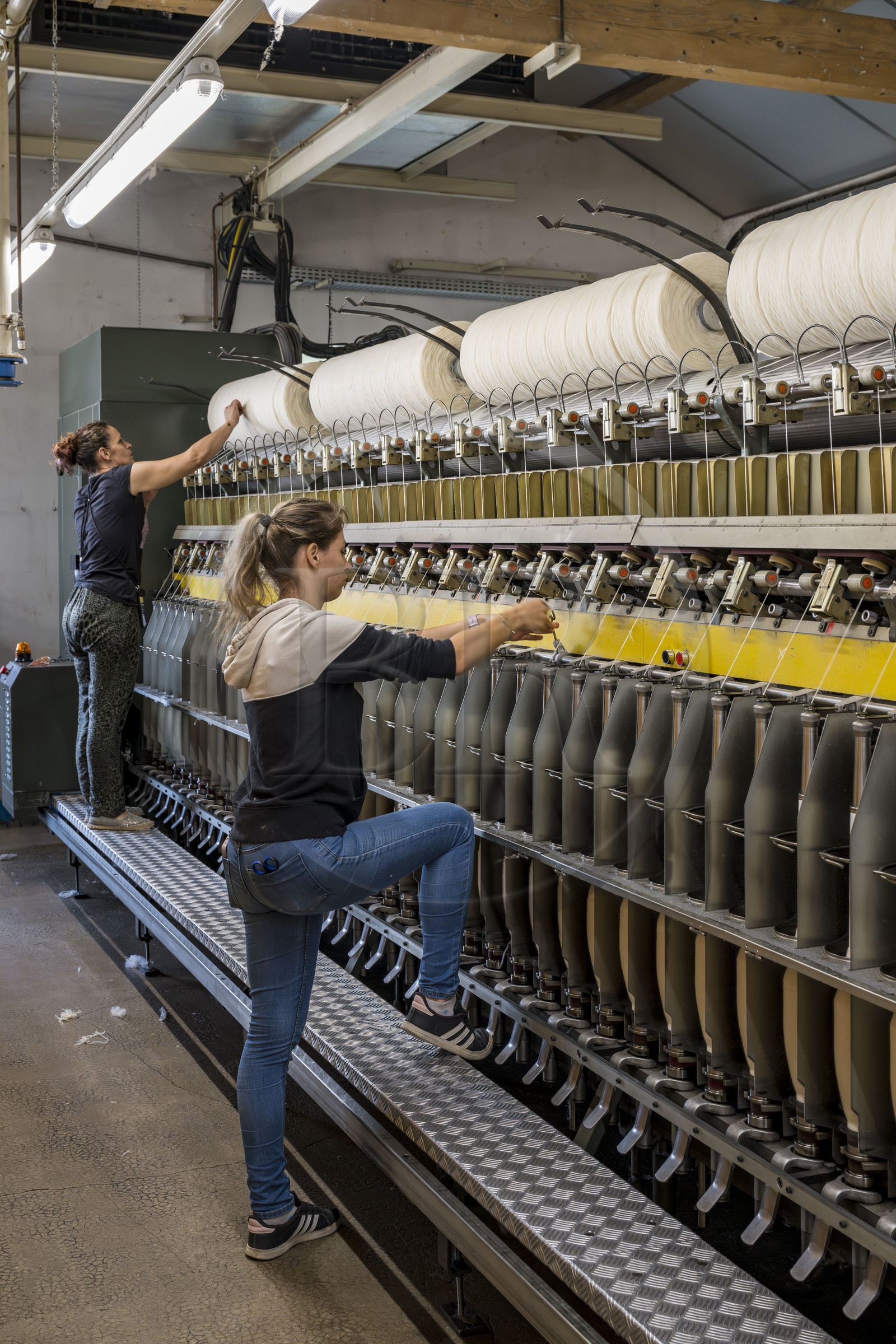 France, Vaucluse (84), L'Isle-sur-la-Sorgue, Manufacture Brun de Vian-Tiran, industrie textile lainière labellisée Entreprise du patrimoine vivant, ouvrière au travail dans la filature