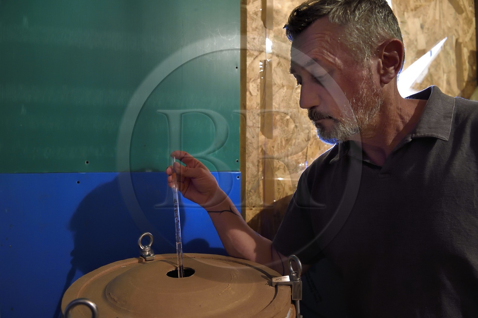 France, Ile de la Reunion, La Saline,  Ludovic Maufras createur de La Part des Anges Distillation, rhum de canne rose de 72° à 75° élevé en amphore de terre cuite, rhum fabriqué comme une eau de vie de canne à sucre, prélèvement pour pesée d'alcool France, Ile de la Reunion, La Saline,  Ludovic Maufras createur de La Part des Anges Distillation, rhum de canne rose de 72° à 75° élevé en amphore de terre cuite, rhum fabriqué comme une eau de vie de canne à sucre, prélèvement pour pesée d'alcool