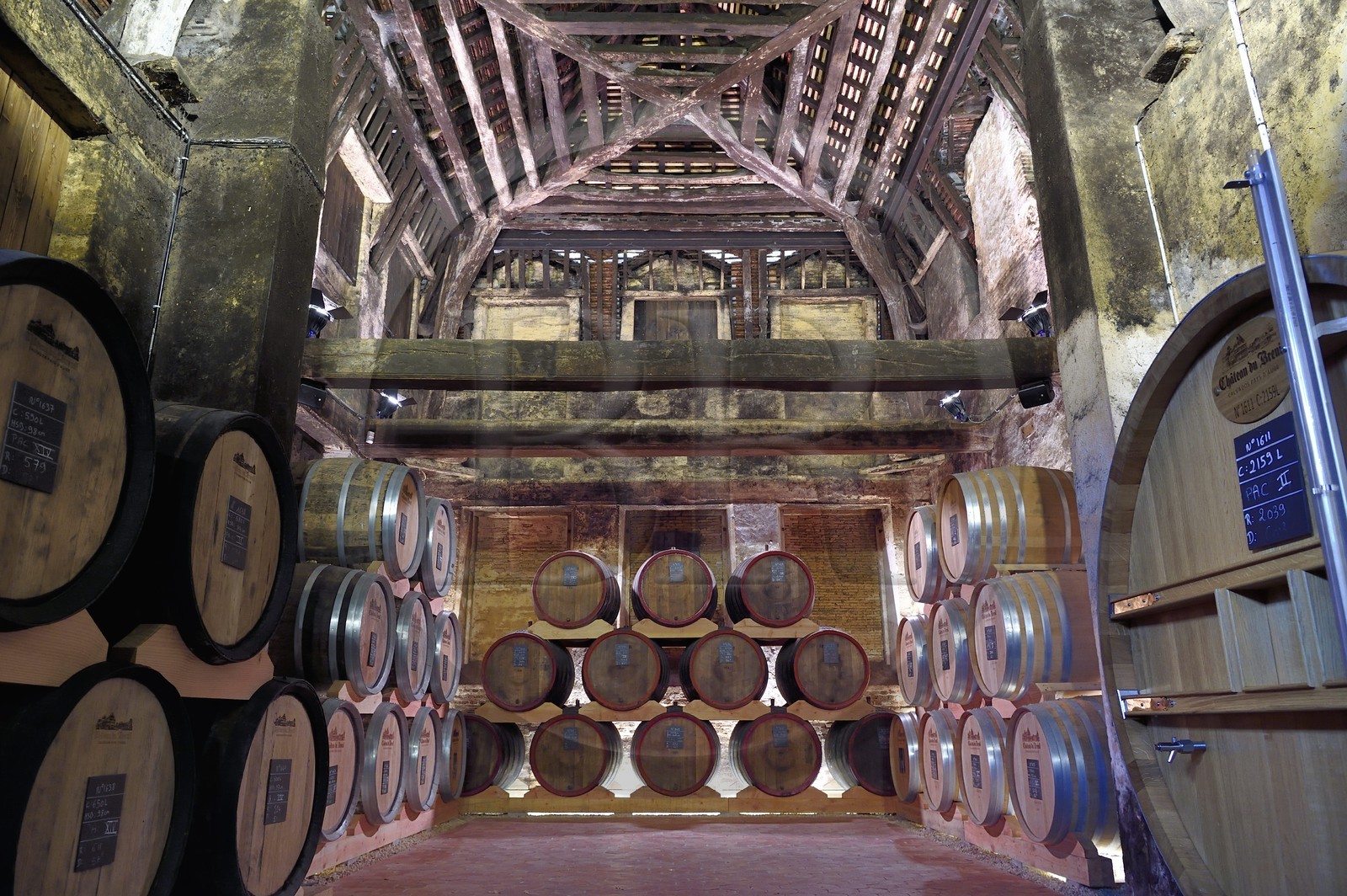 France, Calvados (14), Pays d'Auge, Le Breuil-en-Auge, Chateau du Breuil producteur de Calvados AOC Pays d’Auge, tonneaux dans les chais de vieillissement France, Calvados (14), Pays d'Auge, Le Breuil-en-Auge, Chateau du Breuil producteur de Calvados AOC Pays d’Auge, tonneaux dans les chais de vieillissement
