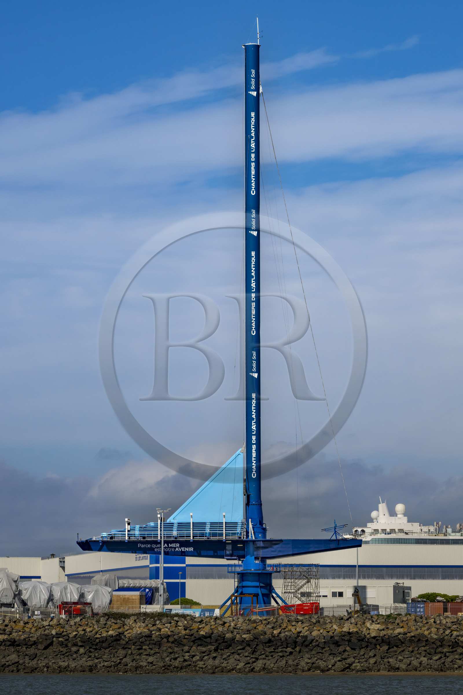 France, Loire-Atlantique (44), Saint-Nazaire, Solid Sail créée par les Chantiers de l'Atlantique pour les futurs grands paquebots, démonstrateur pour tester une voile solide de 1 200m² installée sur un balestron orientable à 360° supportant un mât inclinable