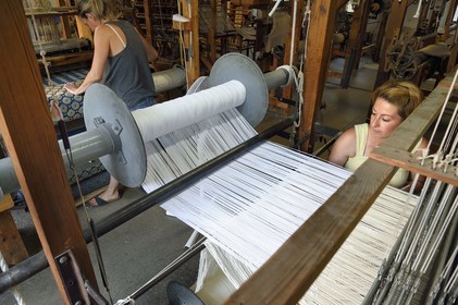 France, Var (83), Presqu'Ile de Saint-Tropez, Cogolin, la Manufacture Cogolin fabrique des tapis depuis 1924, la plupart sont tissés par lés sur des métiers Jacquard à bras du XIXème siècle, nouage
