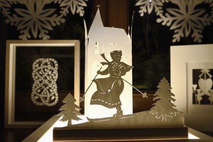 France, Bas-Rhin (67), Bischwiller, Michèle Wagner a relancé le canivet ou l'art du papier découpé pour styliser notamment les décorations de Noel
