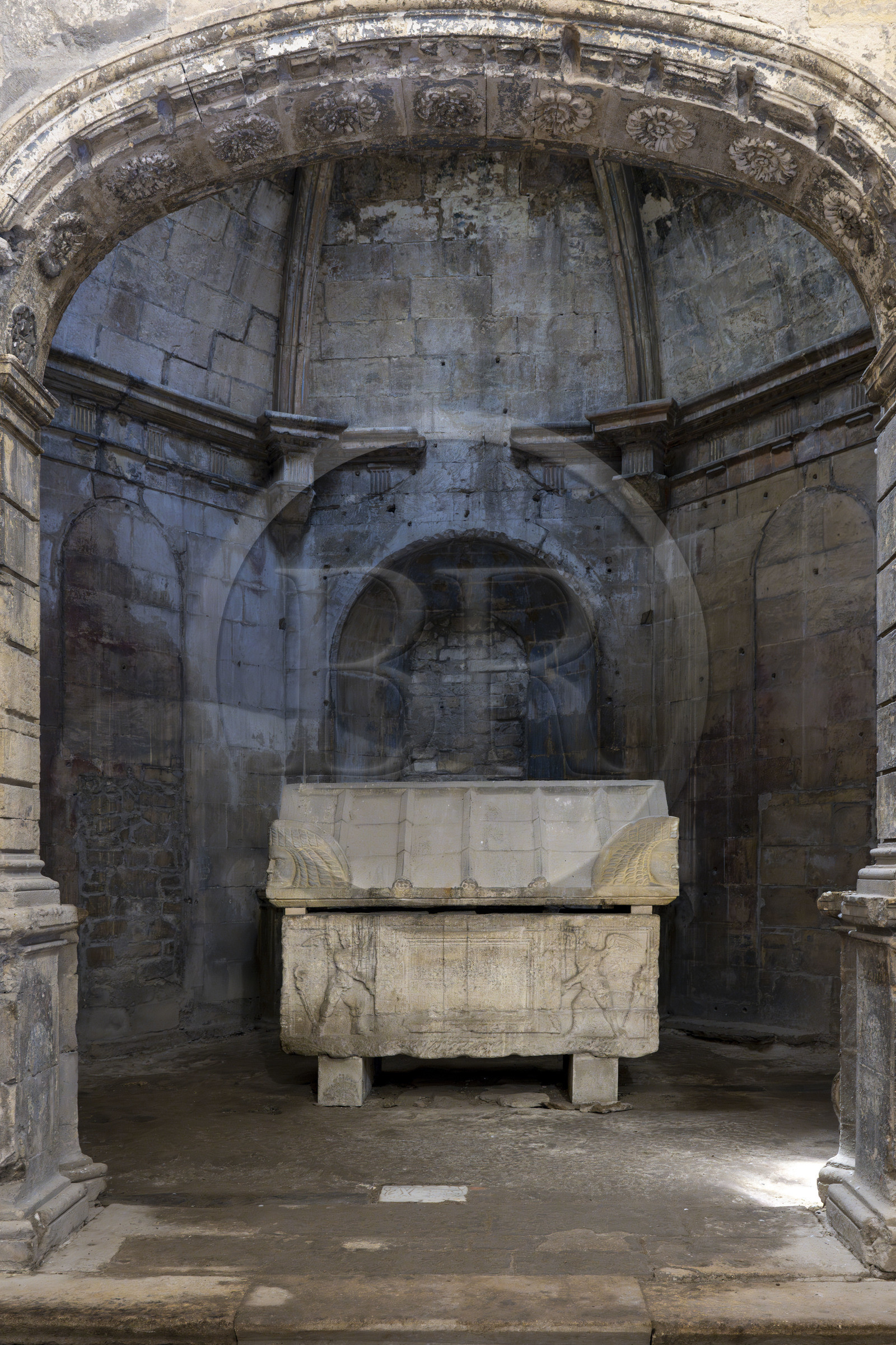 France, Bouches-du-Rhône (13), Arles, les Alyscamps, site classé Patrimoine Mondial de l'UNESCO, nécropole païenne puis chrétienne de l'époque romaine au Moyen Age, sarcophage (fin du Ive siècle- Ve siècle) présenté dans  l'église Saint-Honorat des Alyscamps