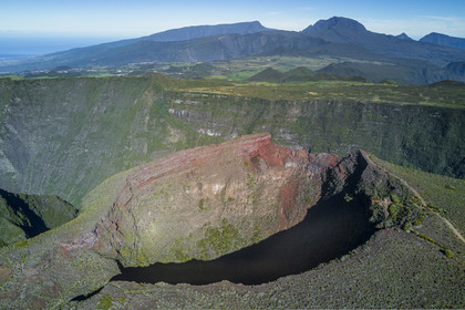 France, Ile de la Reunion, Parc National de la Réunion classé Patrimoine Mondial de l'UNESCO, le Cratère Commerson sur les flans du volcan Piton de la Fournaise et l'ancien volcan du Piton des Neiges en arrière plan (vue aérienne)