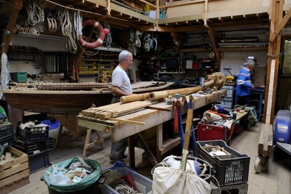 France, Yvelines (78), Chatou, l'ile des Impressionnistes, l'association Sequana restaure et reconstruit des bateaux anciens dans son atelier pour repratiquer le canotage sur la Seine