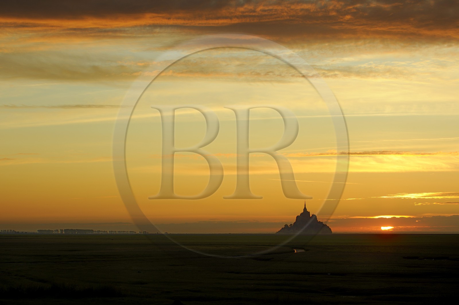 France, Manche (50), Baie du Mont-Saint-Michel, le Mont-Saint-Michel au coucher de soleil, classé Patrimoine Mondial de l'UNESCO
