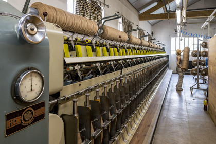 France, Vaucluse (84), L'Isle-sur-la-Sorgue, Manufacture Brun de Vian-Tiran, industrie textile lainière labellisée Entreprise du patrimoine vivant, ouvrière au travail dans la filature