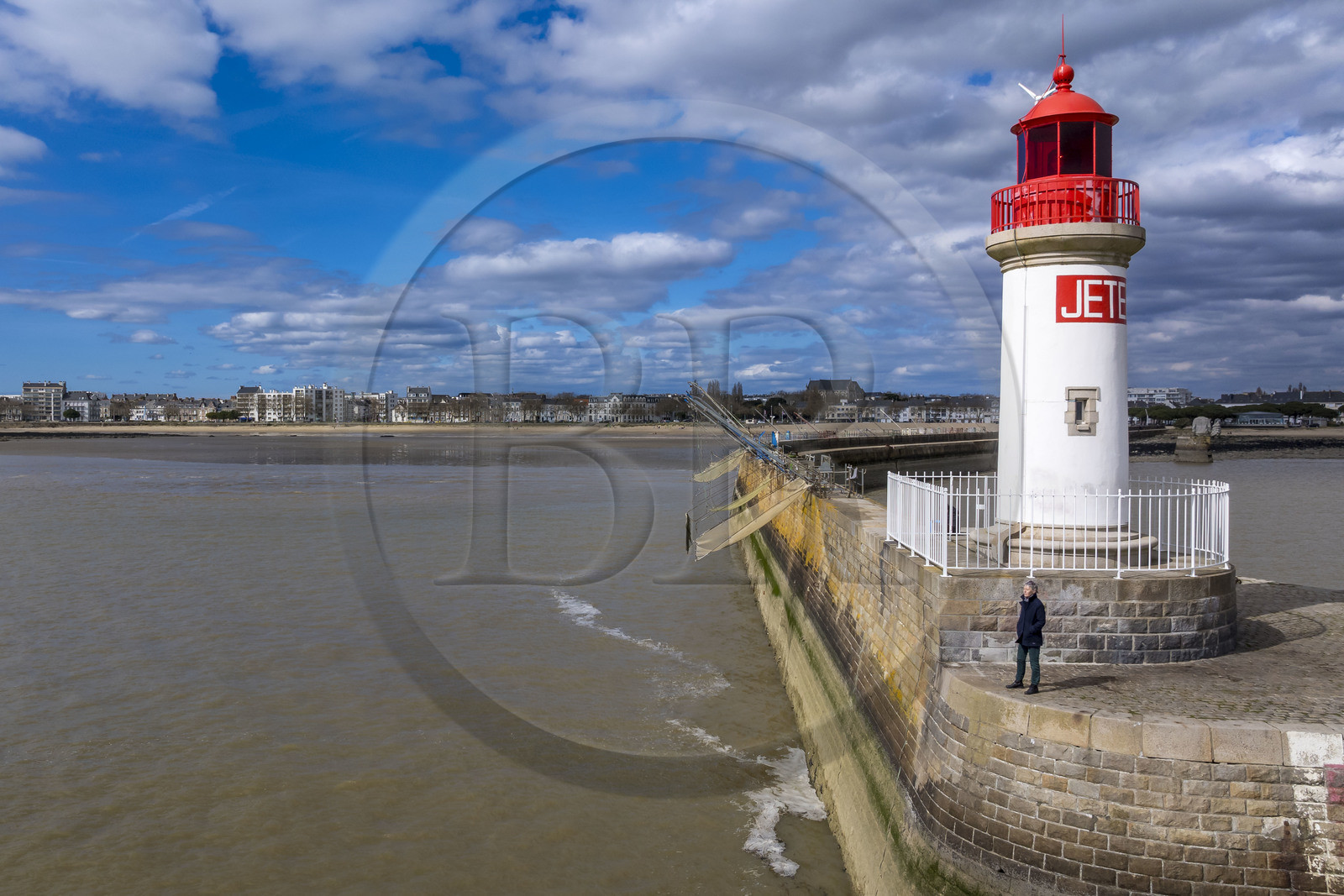 France, Loire-Atlantique (44), Saint-Nazaire, le phare de la jetée ouest sur la pince de crabes (surnom donné à l'entrée Sud au bassin portuaire par les deux jetées)(vue aérienne) France, Loire-Atlantique (44), Saint-Nazaire, le phare de la jetée ouest sur la pince de crabes (surnom donné à l'entrée Sud au bassin portuaire par les deux jetées)(vue aérienne)