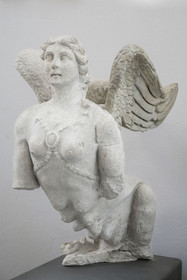 France, Vaucluse (84), Orange, le musée municipal d'art et d'histoire, sphinge (fin du Ier siècle av. J.-C.) au corps ailé avec une tête et un buste de femme ainsi qu'un arrière train et des pattes de lionne, placé sur un mausolé