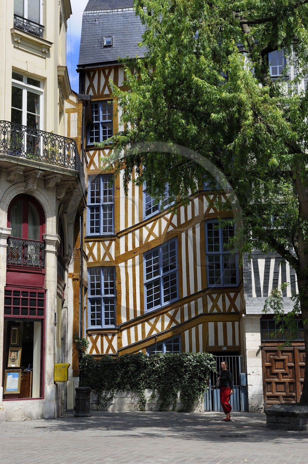 France, Seine-Maritime (76), Rouen, chambres d'hôtes la Maison Qui Penche place Barthélémy dans une ancienne maison à colombages