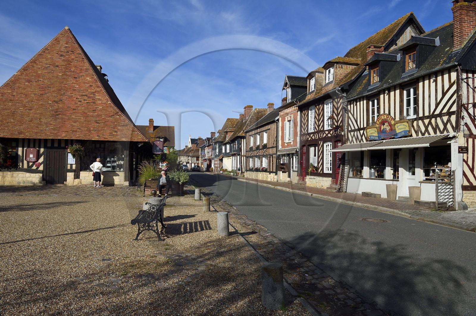 France, Calvados (14), Pays d' Auge, Beuvron-en-Auge, labellisé Les Plus Beaux Villages de France, maisons à pans de bois dans la rue principale France, Calvados (14), Pays d' Auge, Beuvron-en-Auge, labellisé Les Plus Beaux Villages de France, maisons à pans de bois dans la rue principale