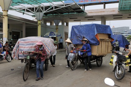 Vietnam, province de Lao Cai, ville de Lao Cai, passage de marchandises au poste frontière avec Hekou en Chine