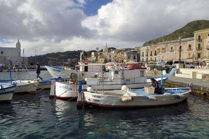 Italie, Sicile, iles Eoliennes, classées Patrimoine Mondial de l'UNESCO, Ile de Lipari, Lipari, le port de pêche de Marina Corta