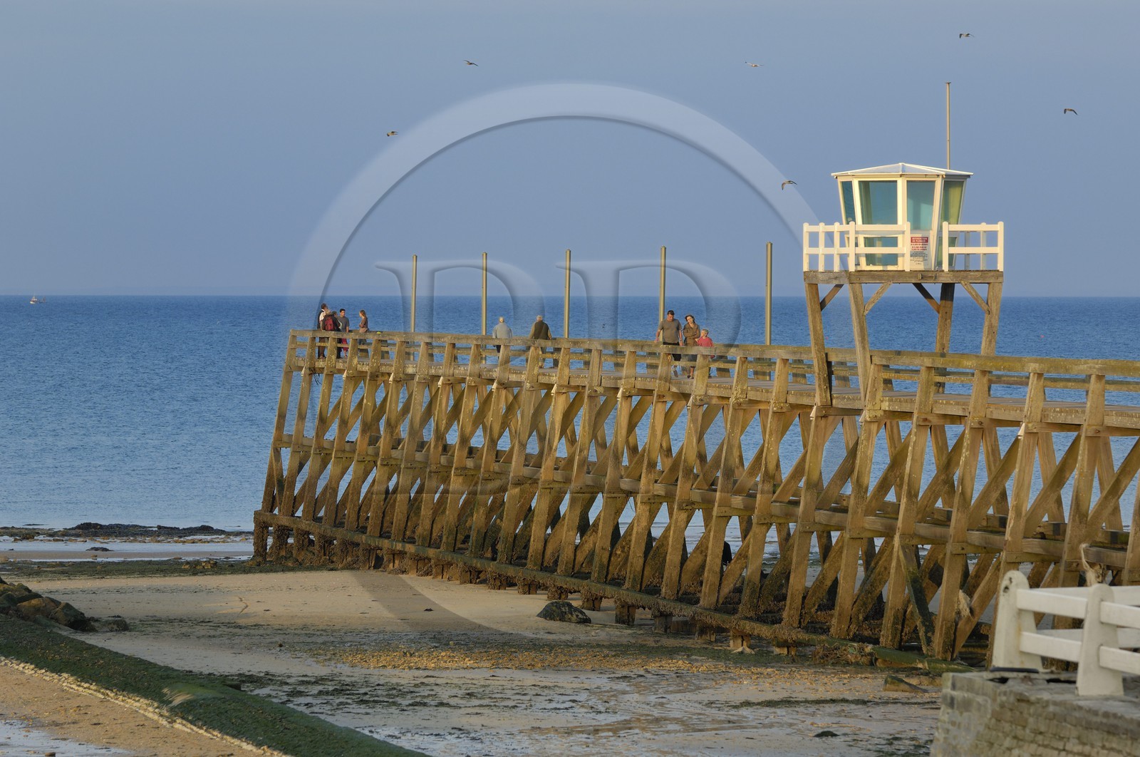France, Calvados (14), Cote de Nacre, Luc-sur-Mer, la jetée des pêcheurs