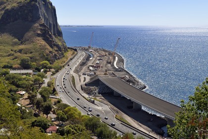 France, Ile de la Reunion, La Possession, chantier de la Nouvelle Route du Littoral (NRL) à la Grande Chaloupe, viaduc maritime long de 5,4 km entre la capitale Saint-Denis et le principal port de commerce à l’Ouest