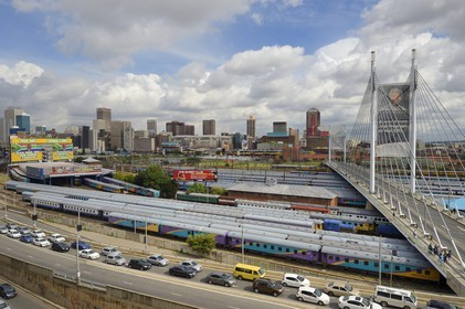 Afrique du Sud, province de Gauteng, Johannesburg, vue sur le pont Nelson Mandela qui surplombe les wagons de trains de Park Station et sur le centre-ville Central Business District depuis le quartier de Braamfontein