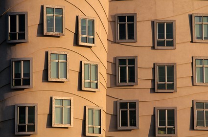République Tchèque, Prague, la maison qui danse (Ginger et Fred) de Gehry et Milunic sur le quai de la Vltava