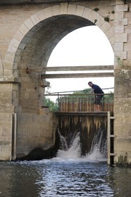 France, Saône et Loire (71), La Truchère, Georges l'éclusier au barrage à aiguilles sur la Seille