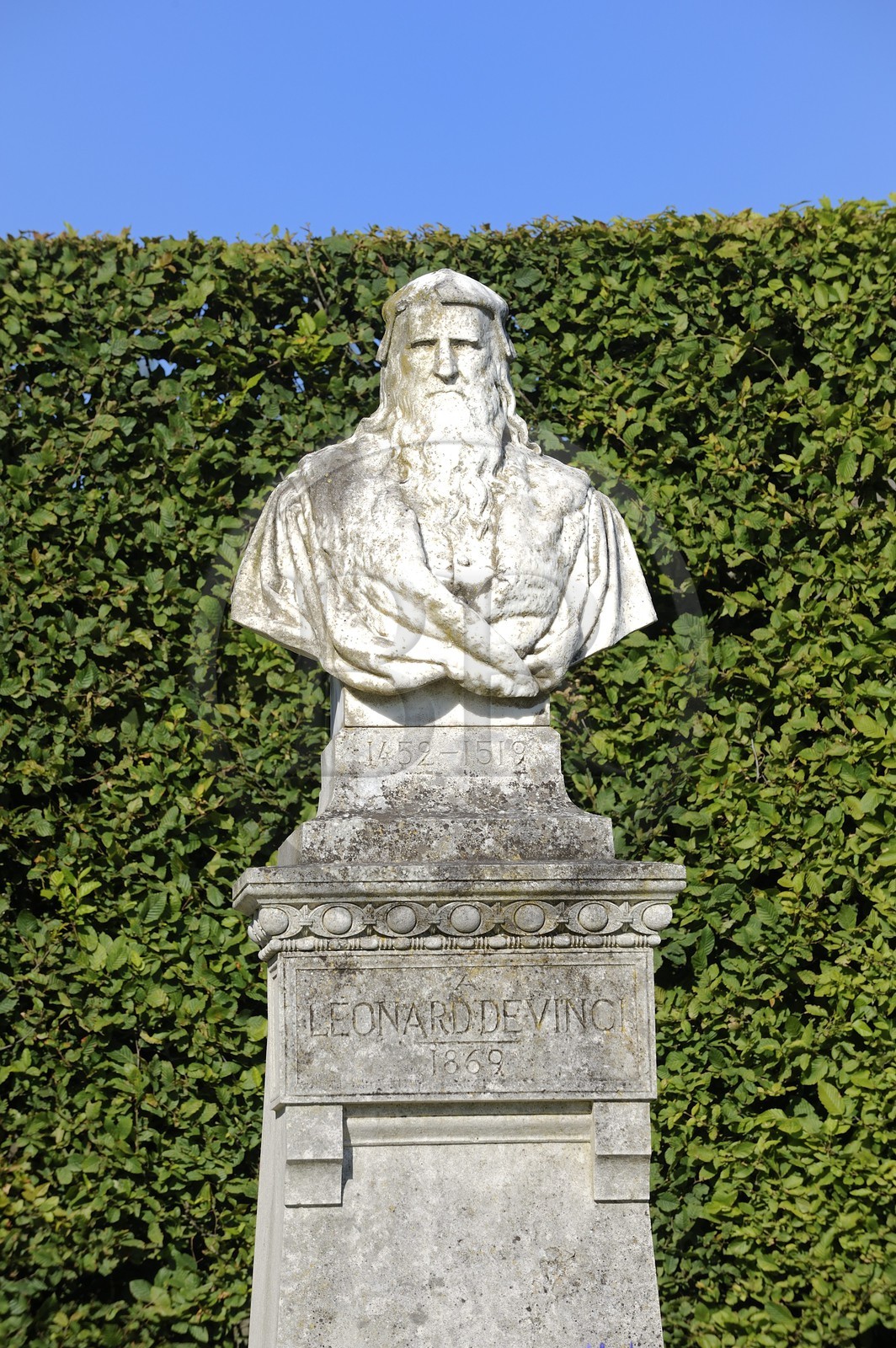 France, Indre et Loire (37), Vallée de la Loire classée Patrimoine mondial de l'UNESCO, château d'Amboise, statue de Leonard De Vinci sur l'emplacement de sa tombe originale