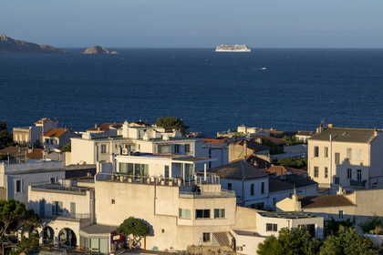 France, Bouches-du-Rhône (13), Marseille, quartier d'Endoume, Malmousque, arrivée d'un bateau de croisière Costa au petit matin