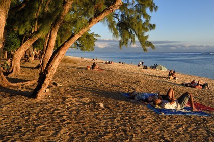France, île de la Réunion, la Cote Ouest, plage du lagon de Saint-Gilles-Les-Bains à l'Ermitage-les-Bains, à l'ombre des filaos