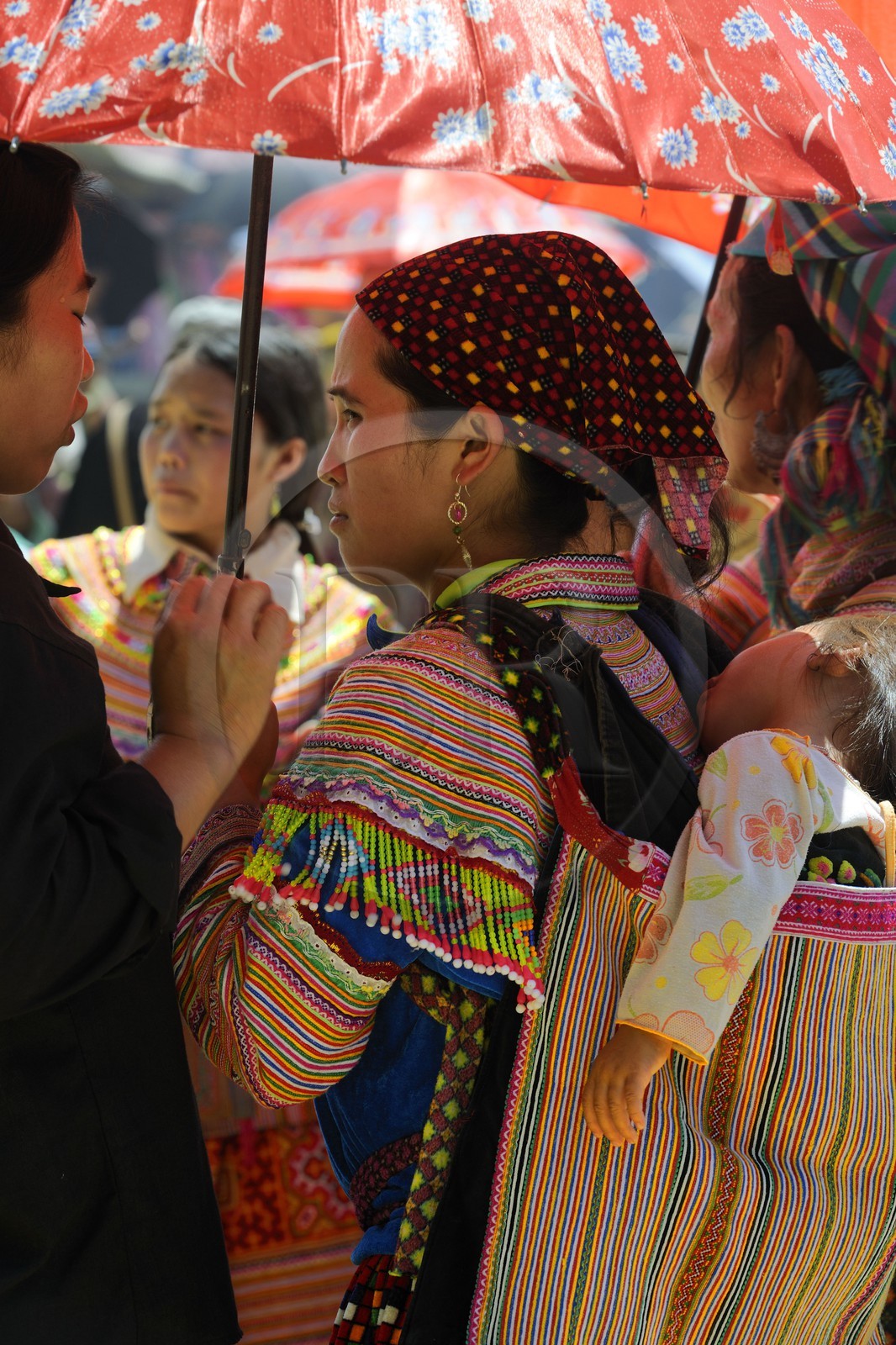 Vietnam, province de Lao Cai, région de Bac Ha, marché de Can Cau, femme de la minorité Hmong Fleur