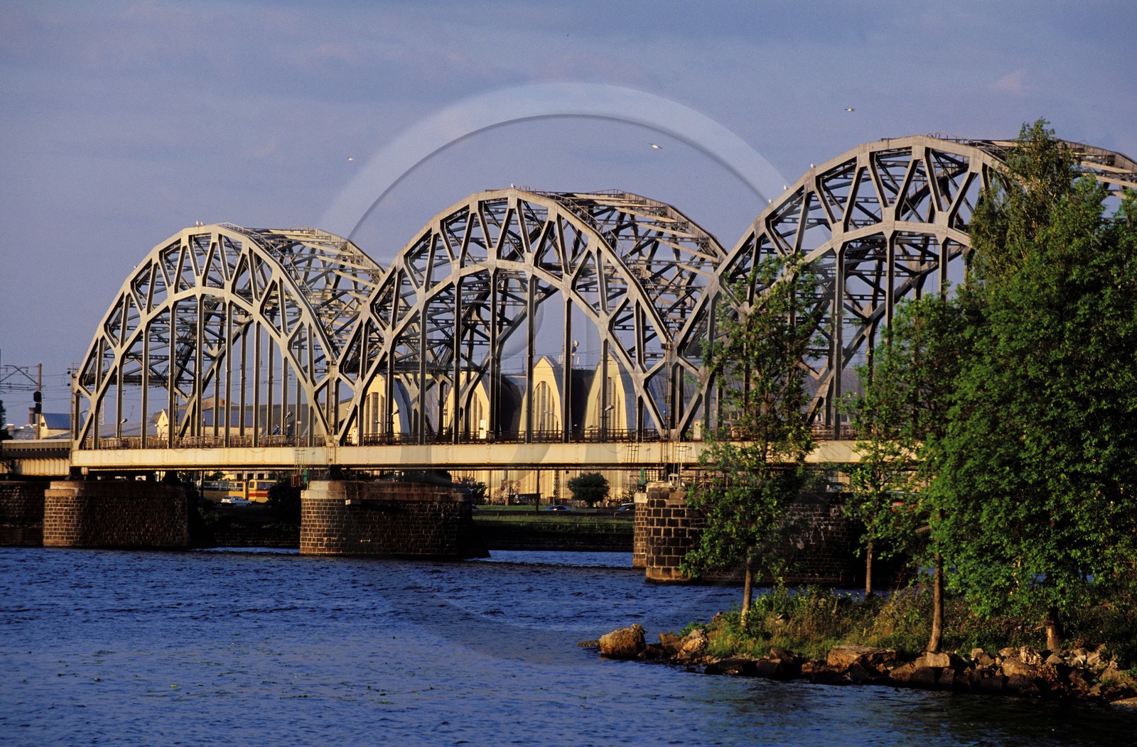 Lettonie (Pays Baltes), Riga, pont de chemin de fer sur le fleuve Daugava