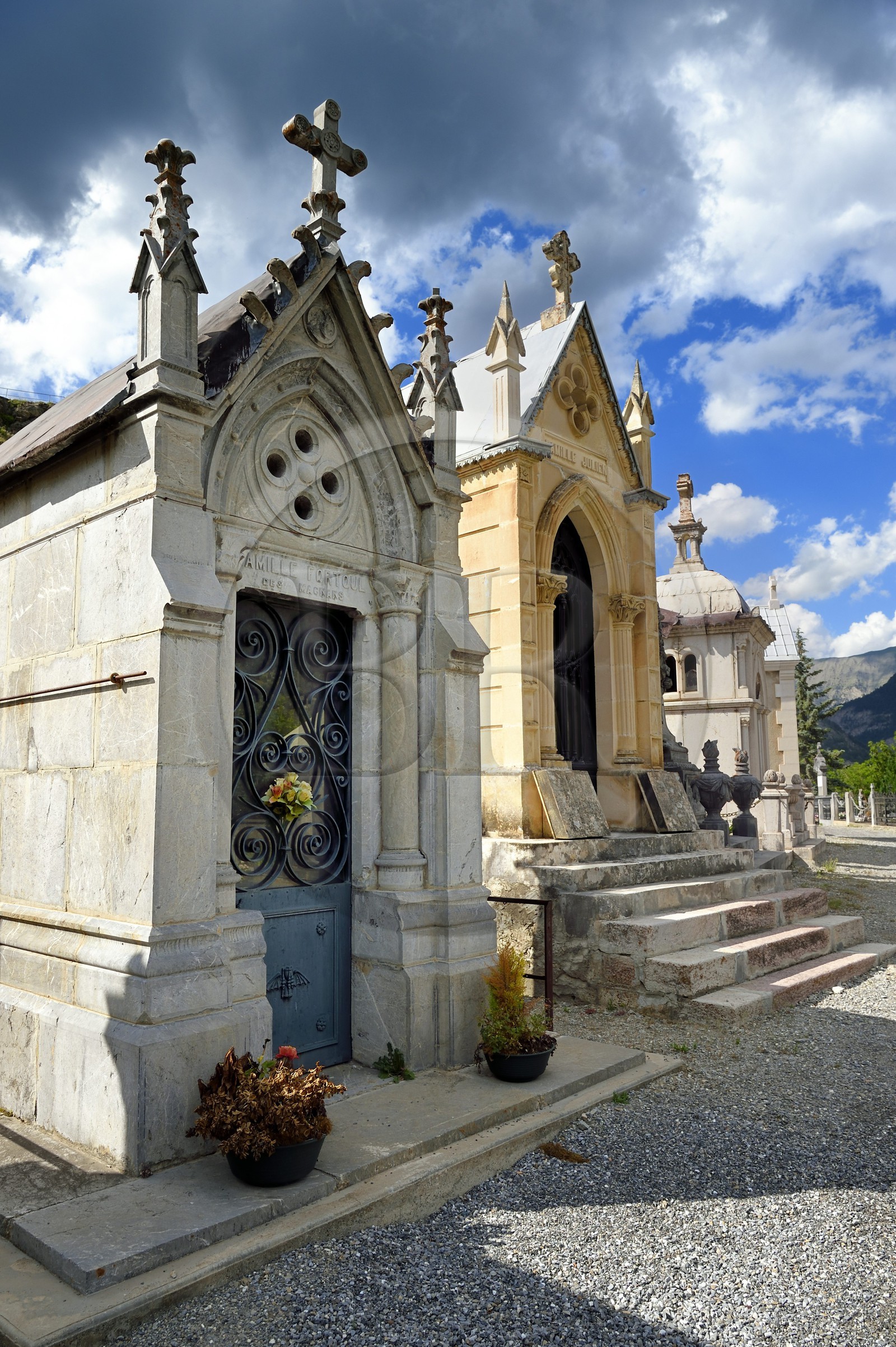 France, Alpes-de-Haute-Provence (04), vallée de l'Ubaye, le cimetière de Jausiers, tombe de Louis Fortoul qui fit construire la Villa mexicaine connue sous le nom de château des Magnans à son retour du Mexique