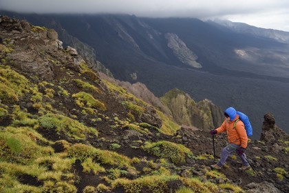 Italie, Sicile, Parc naturel régional de l’Etna, le Mont Etna, classé Patrimoine Mondial de l'UNESCO, randonneurs en bordure de la Valle del Bove qui correspond à un effondrement d’une des parois de l’Etna créant un champ de roches volcaniques de 7 km par 6 km