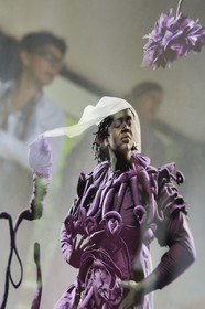 Afrique du Sud, province de Gauteng, Johannesburg, Galerie Momo à Parktown North, création et photo de l'artiste Mary Sibande appelée le pourpre régira (the purple shall govern)