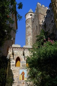 Espagne, Estremadure, Guadalupe, monastère royal de Santa Maria de Guadalupe classé Patrimoine mondial de l'UNESCO, cloître Mudejar construit au XIVe siècle et l'église en arrière plan
