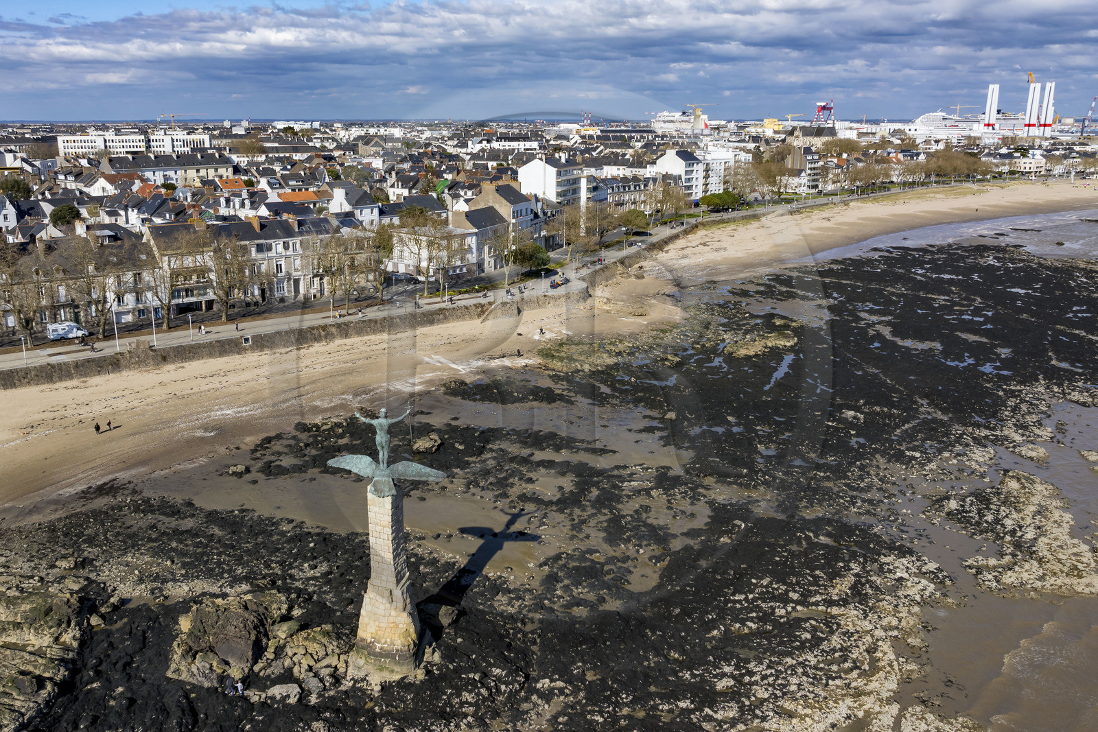 France, Loire-Atlantique (44), Estuaire de la Loire, Saint-Nazaire, la Grande plage, Monument Americain appelé Sammy édifié en mémoire du débarquement américain du 26 juin 1917 à Saint-Nazaire sur le front de mer (vue aérienne) France, Loire-Atlantique (44), Estuaire de la Loire, Saint-Nazaire, la Grande plage, Monument Americain appelé Sammy édifié en mémoire du débarquement américain du 26 juin 1917 à Saint-Nazaire sur le front de mer (vue aérienne)