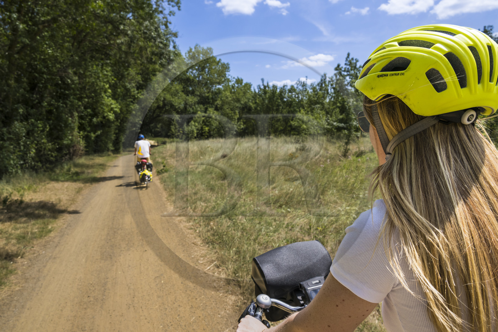 France, Maine-et-Loire (49), vallée de la Loire classée au Patrimoine Mondial par l'UNESCO, Dampierre à l'Est de Saumur, randonnée à bicyclette le long des berges de la Loire sur la piste cyclable La Loire à Vélo, vélo avec une remorque transportant le matériel de camping