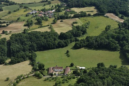 France, Dordogne (24), Périgord Vert, Le Chadeuil, fermes (vue aérienne)