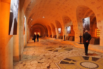 France, Meuse (55), région de Verdun, Douaumont, Ossuaire de Douaumont, Nécropole Nationale, cloître abritant les tombeaux représentant les secteurs géographiques de la bataille de Verdun où sont gravés les noms des soldats disparus