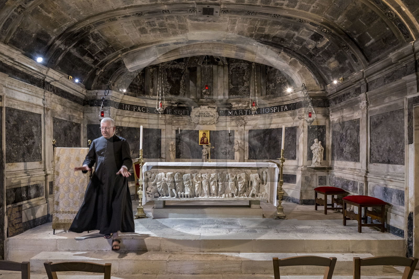 France, Bouches-du-Rhône (13), Tarascon, la collégiale royale Sainte-Marthe érigée aux XIe et XIIe siècles, la crypte du IVe siècle remaniée au XVIIe siècle, abrite le sarcophage paléochrétien en marbre blanc (du début du IVe siècle) qui contient les reliques de Sainte-Marthe, le Père Michel Savalli en charge de l'église France, Bouches-du-Rhône (13), Tarascon, la collégiale royale Sainte-Marthe érigée aux XIe et XIIe siècles, la crypte du IVe siècle remaniée au XVIIe siècle, abrite le sarcophage paléochrétien en marbre blanc (du début du IVe siècle) qui contient les reliques de Sainte-Marthe, le Père Michel Savalli en charge de l'église