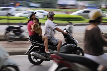Vietnam, Hanoï, vieille ville, conduite risquée en famille sur une moto