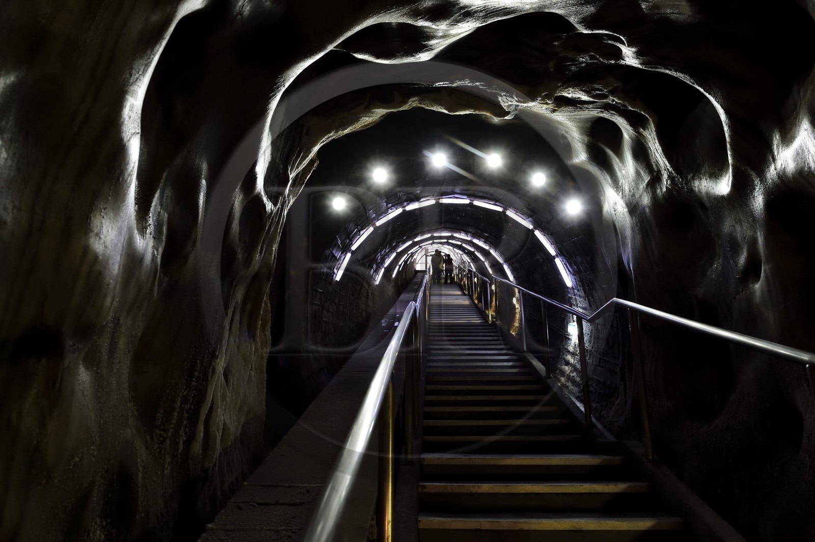 Roumanie, Transylvanie, région de Cluj, Turda, ancienne mine de sel de Turda dont l'exploitation a commencée à l'époque romaine, transformée en centre de loisirs et de santé, escalier d'accès
