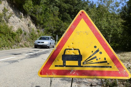 France, Corse-du-Sud (2A), Alta Rocca, panneau routier troué par des tirs de balles