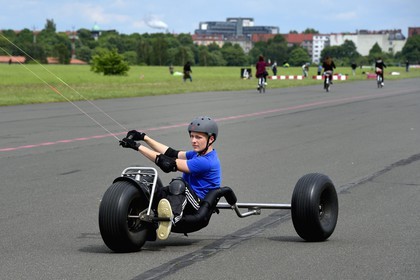 Allemagne, Berlin, ancien aéroport international de Berlin-Tempelhof reconverti en immense parc, un lieu de rencontre pour les kite surfeurs, kite boarders et Country Buggy kiter