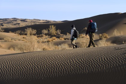 Iran, Isfahan province, Dasht-e Kavir desert, Mesr in Khur and Biabanak County, hiking in the desert dunes