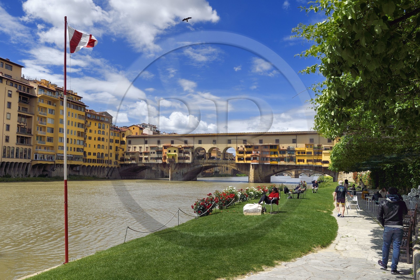 Italie, Toscane, Florence, centre historique classé Patrimoine Mondial de l'UNESCO, le Ponte Vecchio depuis la Societa Canottieri Firenze (Club d'aviron de Florence), membres du club prenant le soleil en bordure de l'Arno