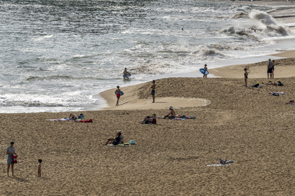 France, Loire-Atlantique (44), Estuaire de la Loire, Saint-Nazaire, baigneurs sur la plage de la Courance à Saint-Marc-sur-Mer