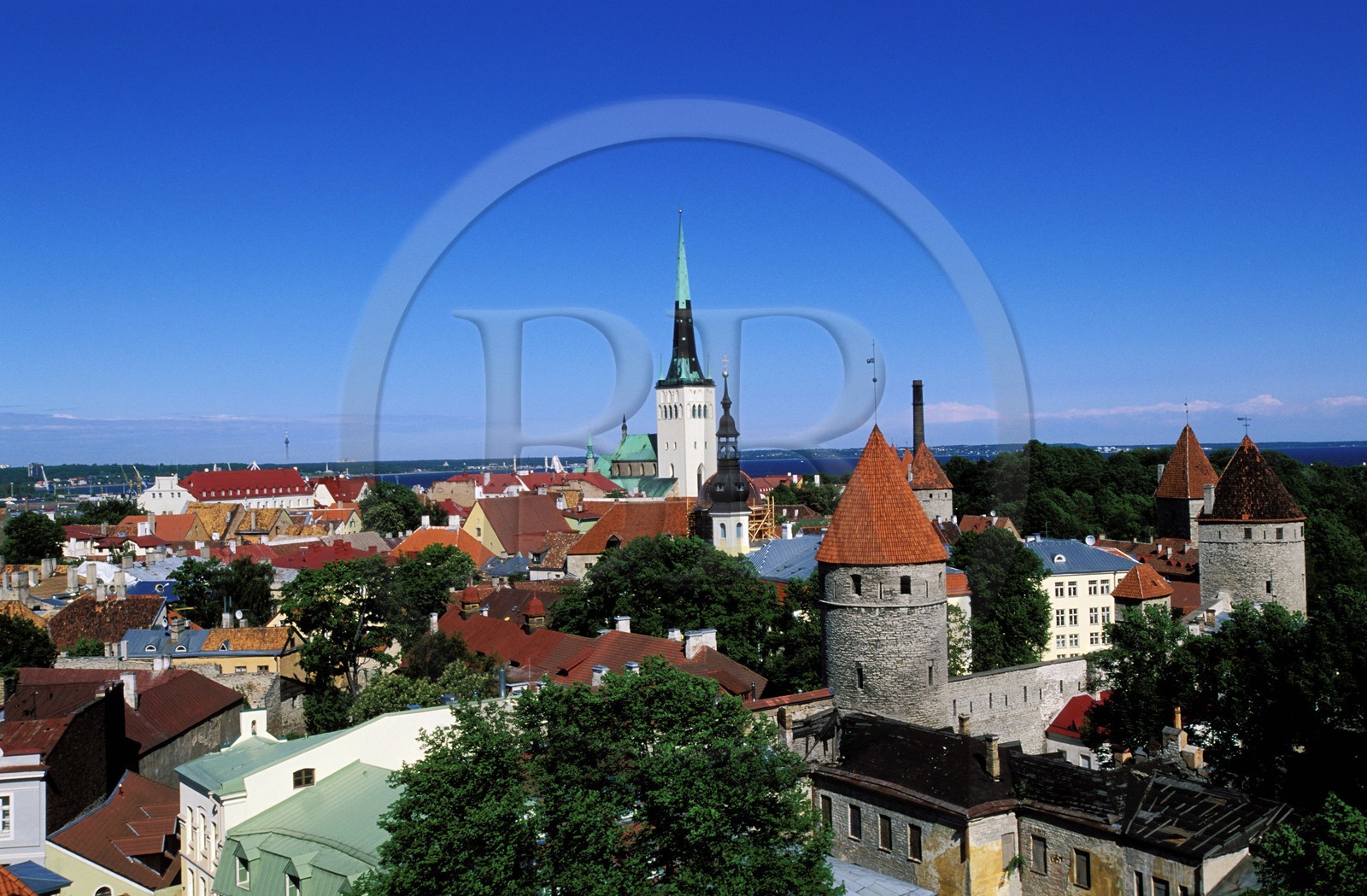 Estonie (Pays Baltes), région de Harju, Tallinn, capitale européenne de la culture 2011, le clocher de l'église Saint-Olaf domine les remparts de la vieille ville