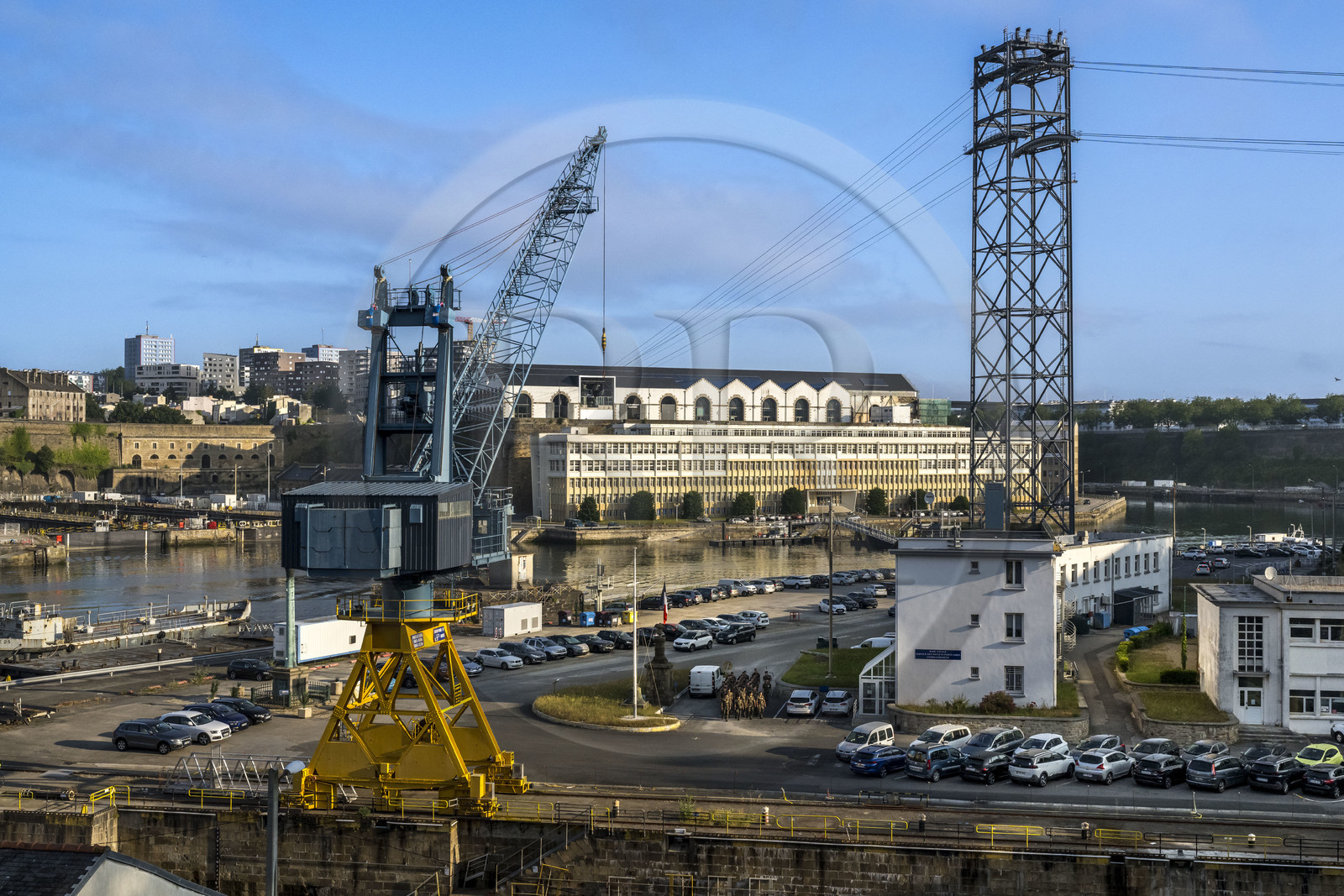 France, Finistère (29), Brest, l'arsenal, le port militaire est une base navale de la Marine nationale, le téléphérique urbain de Brest (ligne C du réseau Bibus) entre les deux rives de la Penfeld, relie les quartiers de Siam et des Capucins (à gauche) France, Finistère (29), Brest, l'arsenal, le port militaire est une base navale de la Marine nationale, le téléphérique urbain de Brest (ligne C du réseau Bibus) entre les deux rives de la Penfeld, relie les quartiers de Siam et des Capucins (à gauche)