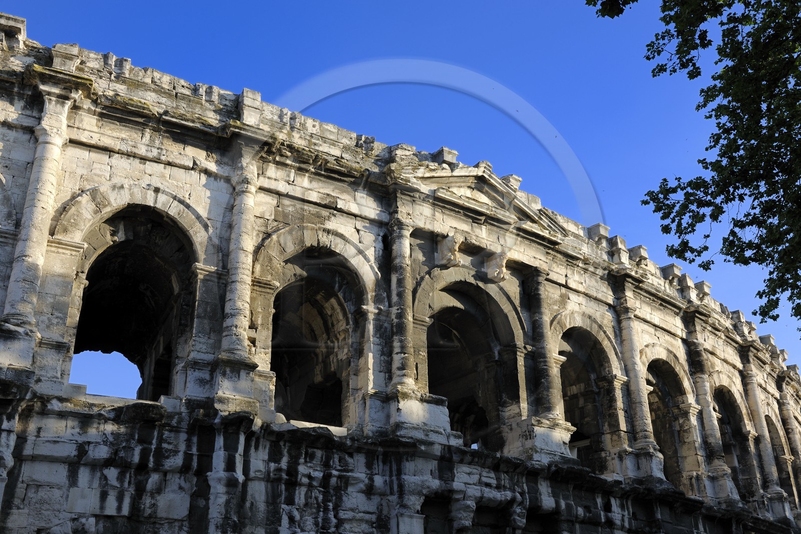 France, Gard (30), Nimes, les arènes, fronton orné de taureaux au dessus de la principale des quatres portes axiales
