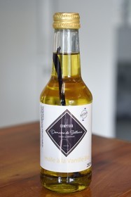 France, Ile de la Reunion, Saint-Louis, boutique Le Comptoir de la Vanille, huile à la vanille biologique du Domaine de Bellevue