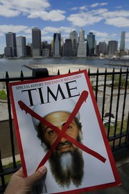 Etats-Unis, New York, Downtown Manhattan vue de la promenade à  Brooklyn, le Time magazine annoncant la mort de Ben Laden face au site des attentats du 11 septembre 2001 sur les tours jumelles du World Trade Center