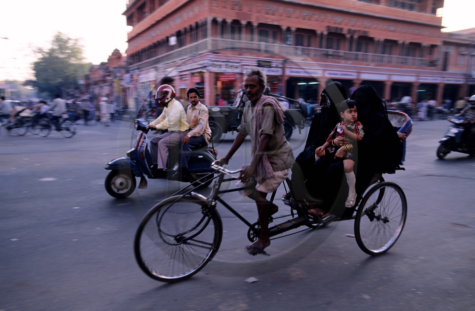 Inde, état du Rajasthan, Jaipur, Rickshaws dans les rues de la Cité